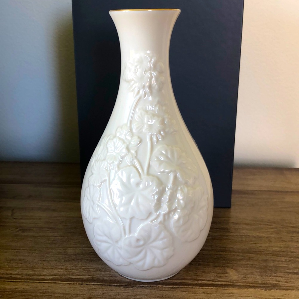 Lenox Vase NEW, perfect condition 8”